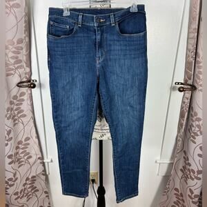 Levi’s high rise blue jeans with pockets